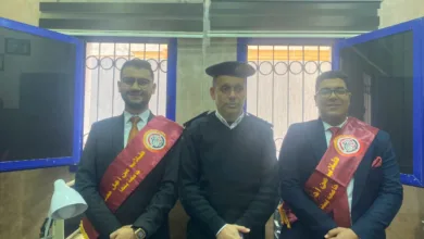 بتوزيع الورود .. طلاب جامعة بنها يشاركون في الاحتفال بعيد الشرطة