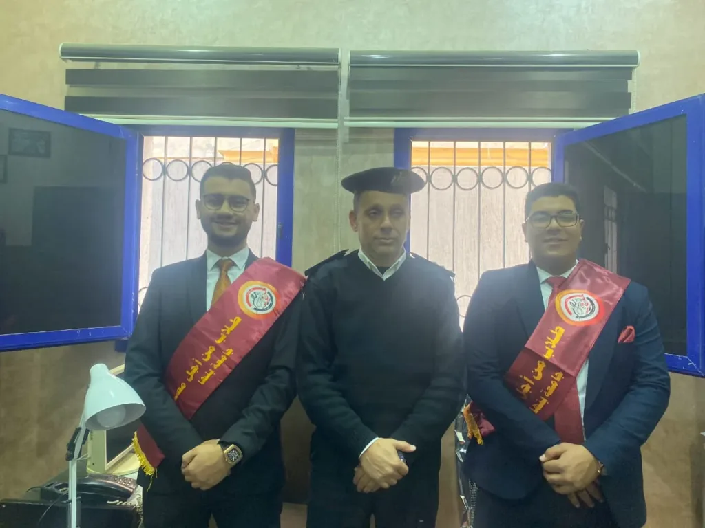 بتوزيع الورود .. طلاب جامعة بنها يشاركون في الاحتفال بعيد الشرطة بتوزيع الورود .. طلاب جامعة بنها يشاركون في الاحتفال بعيد الشرطة