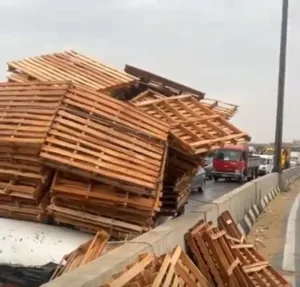 تكدس مروري بالطريق الزراعي بسبب حادث تصادم بالقليوبية - صور