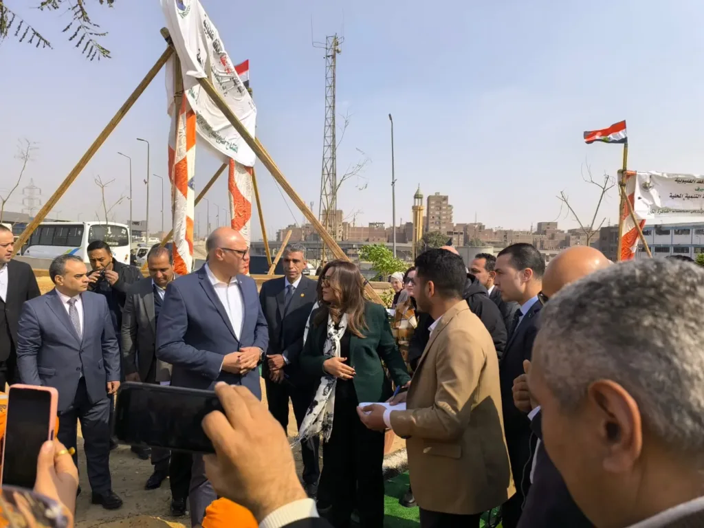وزيرة التنمية المحلية ومحافظ القليوبية يدشنان مشروع تشجير الطريق الدائري وزيرة التنمية المحلية ومحافظ القليوبية يدشنان مشروع تشجير الطريق الدائري