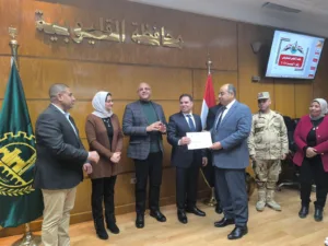 محافظ القليوبية يكرم المستشار مصطفي عبد الحميد فرج لمساهمة الشبان الفعالة في قافلة «من القليوبية ل غزة»