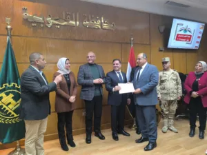 محافظ القليوبية يكرم المستشار مصطفي عبد الحميد فرج لمساهمة الشبان الفعالة في قافلة «من القليوبية ل غزة»