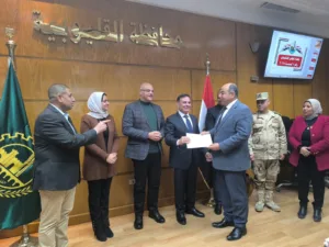 محافظ القليوبية يكرم المستشار مصطفي عبد الحميد فرج لمساهمة الشبان الفعالة في قافلة «من القليوبية ل غزة»