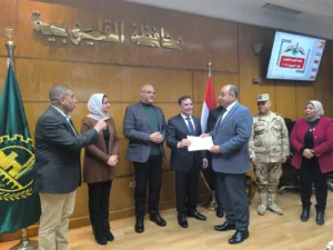 محافظ القليوبية يكرم المستشار مصطفي عبد الحميد فرج لمساهمة الشبان الفعالة في قافلة «من القليوبية ل غزة»
