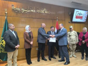 محافظ القليوبية يكرم المستشار مصطفي عبد الحميد فرج لمساهمة الشبان الفعالة في قافلة «من القليوبية ل غزة»