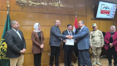 محافظ القليوبية يكرم المستشار مصطفي عبد الحميد فرج لمساهمة الشبان الفعالة في قافلة «من القليوبية ل غزة»