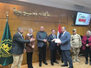 محافظ القليوبية يكرم المستشار مصطفي عبد الحميد فرج لمساهمة الشبان الفعالة في قافلة «من القليوبية ل غزة»
