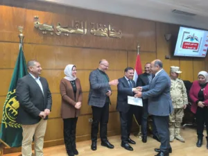 محافظ القليوبية يكرم المستشار مصطفي عبد الحميد فرج لمساهمة الشبان الفعالة في قافلة «من القليوبية ل غزة»