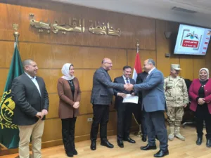 محافظ القليوبية يكرم المستشار مصطفي عبد الحميد فرج لمساهمة الشبان الفعالة في قافلة «من القليوبية ل غزة»