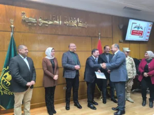 محافظ القليوبية يكرم المستشار مصطفي عبد الحميد فرج لمساهمة الشبان الفعالة في قافلة «من القليوبية ل غزة»