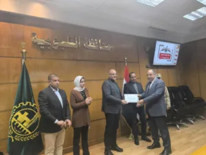 محافظ القليوبية يكرم المستشار مصطفي عبد الحميد فرج لمساهمة الشبان الفعالة في قافلة «من القليوبية ل غزة»