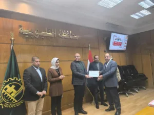 محافظ القليوبية يكرم المستشار مصطفي عبد الحميد فرج لمساهمة الشبان الفعالة في قافلة «من القليوبية ل غزة»
