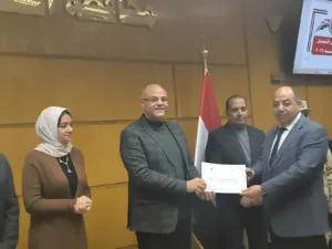 محافظ القليوبية يكرم المستشار مصطفي عبد الحميد فرج لمساهمة الشبان الفعالة في قافلة «من القليوبية ل غزة»