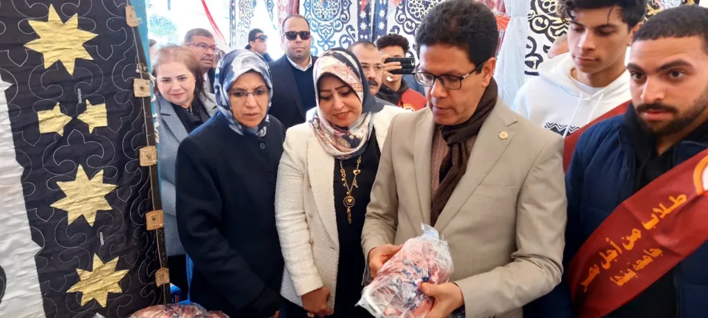 بأسعار مخفضة: "الجيزاوي" يفتتح  معرض "أهلا رمضان" بجامعة بنها - صور