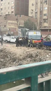 انتشال أتوبيس نقل جماعي خالي من الركاب سقط في ترعة الشرقاوية بالقليوبية - صور