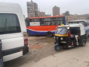 انتشال أتوبيس نقل جماعي خالي من الركاب سقط في ترعة الشرقاوية بالقليوبية - صور