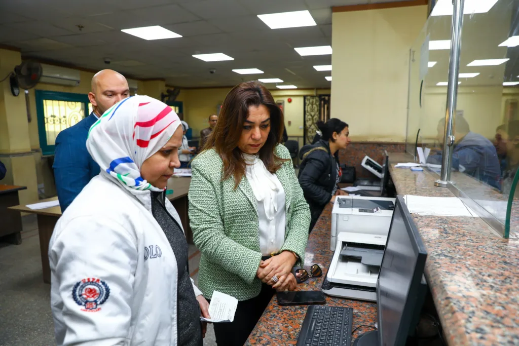 وزيرة التنمية المحلية تحيل 25 موظفاً للتحقيق خلال جولة مفاجئة بالقليوبية