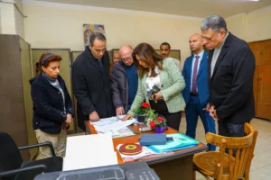 وزيرة التنمية المحلية تحيل 25 موظفاً للتحقيق خلال جولة مفاجئة بالقليوبية