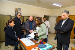 وزيرة التنمية المحلية تحيل 25 موظفاً للتحقيق خلال جولة مفاجئة بالقليوبية