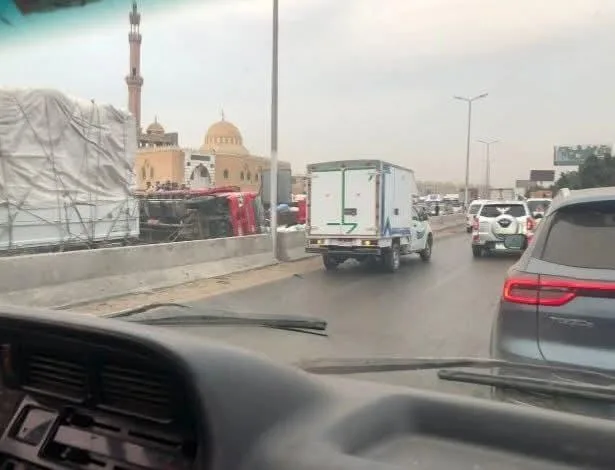 عاجل .. انقلاب سيارة نقل بالطريق الزراعي بالقليوبية
