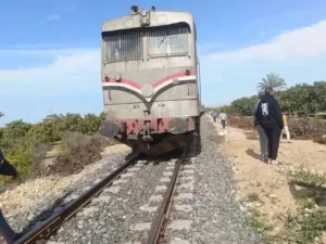 تصادم قطار بسيارة بالقنطرة شرق وارتفاع عدد الضحايا لـ 8 وفيات و12 مصابًا