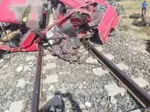 تصادم قطار بسيارة بالقنطرة شرق وارتفاع عدد الضحايا لـ 8 وفيات و12 مصابًا