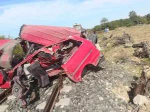 تصادم قطار بسيارة بالقنطرة شرق وارتفاع عدد الضحايا لـ 8 وفيات و12 مصابًا