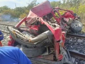 تصادم قطار بسيارة بالقنطرة شرق وارتفاع عدد الضحايا لـ 8 وفيات و12 مصابًا