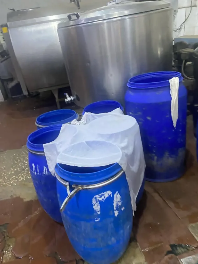 ضبط ألبان مغشوشة داخل معمل لتصنيع الألبان بالقليوبية ضبط ألبان مغشوشة داخل معمل لتصنيع الألبان بالقليوبية