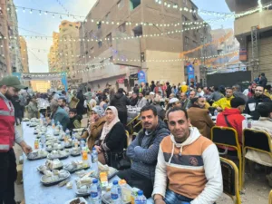 الآلاف من أهالي البكري بشبرا الخيمة ينظمون أكبر مائدة إفطار - صور