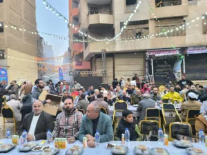 الآلاف من أهالي البكري بشبرا الخيمة ينظمون أكبر مائدة إفطار - صور