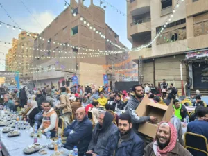 الآلاف من أهالي البكري بشبرا الخيمة ينظمون أكبر مائدة إفطار - صور
