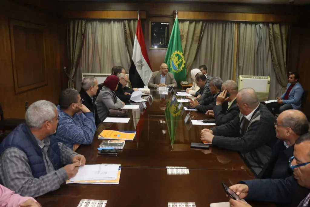 محافظ القليوبية ،اجتماع اسبوعي لمتابعة معوقات مشروعات قطاع الرصف بمدينة شبرا الخيمة