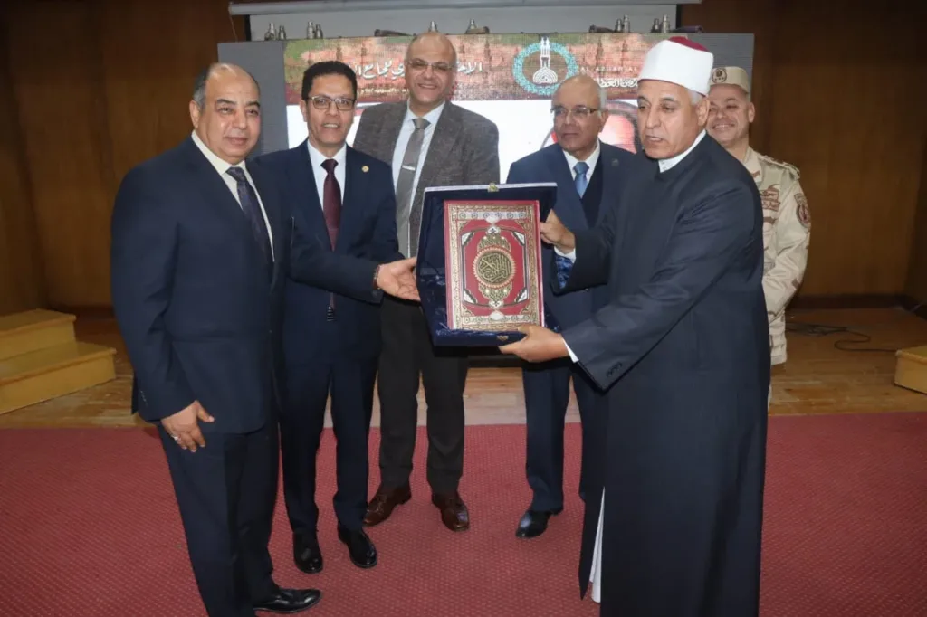 محافظ القليوبية ورئيس الإدارة المركزية الأزهرية بالقليوبية نائبا عن شيخ الأزهر يكرمان المستشار مصطفي عبد الحميد