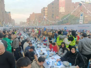 بحضور 12 ألف مواطن.. تنظيم أكبر مائدة إفطار مجمع بالخصوص