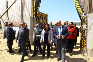 وزيرة التنمية المحلية تضع حجر الأساس لإنشاء حضانة متطورة لتجميع السيارات