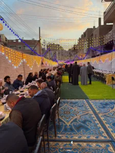 تسع 5 آلالاف مواطن.. تنظيم أكبر مائدة إفطار مجمع بالخصوص