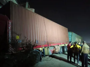 مقطورة كبيرة تصطدم بشرفة منزل دون خسائر بشرية بكفر شكر