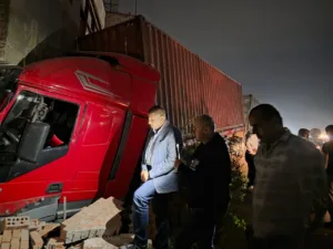 تفاصيل اصطدام مقطورة بمنزل بكفر شكر .. وتحرك عاجل من محافظ القليوبية