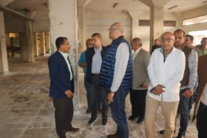 محافظ القليوبية يتابع الأسواق للاطمئنان على توافر السلع الغذائية بمدن طوخ وبنها