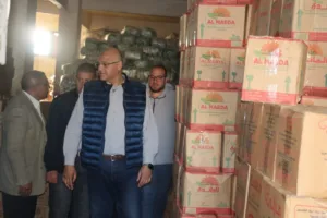 محافظ القليوبية يتابع الأسواق للاطمئنان على توافر السلع الغذائية بمدن طوخ وبنها