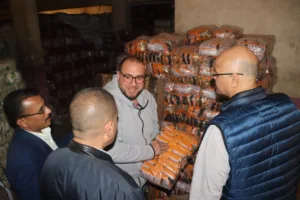 محافظ القليوبية يتابع الأسواق للاطمئنان على توافر السلع الغذائية بمدن طوخ وبنها