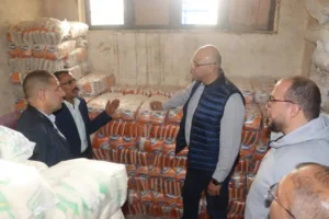 محافظ القليوبية يتابع الأسواق للاطمئنان على توافر السلع الغذائية بمدن طوخ وبنها