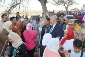 محافظ القليوبية يؤدي صلاة عيد الفطر بمسجد ناصر ببنها ويوزع الورود على المواطنين - صور