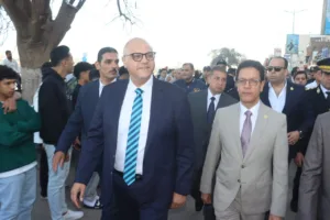 محافظ القليوبية يؤدي صلاة عيد الفطر بمسجد ناصر ببنها ويوزع الورود على المواطنين - صور