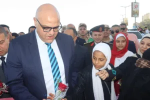 محافظ القليوبية يؤدي صلاة عيد الفطر بمسجد ناصر ببنها ويوزع الورود على المواطنين - صور
