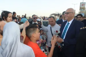 محافظ القليوبية يؤدي صلاة عيد الفطر بمسجد ناصر ببنها ويوزع الورود على المواطنين - صور