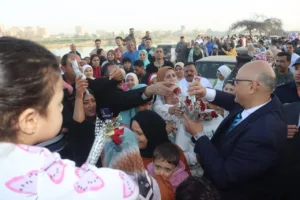 محافظ القليوبية يؤدي صلاة عيد الفطر بمسجد ناصر ببنها ويوزع الورود على المواطنين - صور