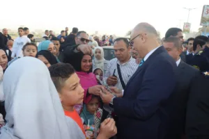 محافظ القليوبية يؤدي صلاة عيد الفطر بمسجد ناصر ببنها ويوزع الورود على المواطنين - صور