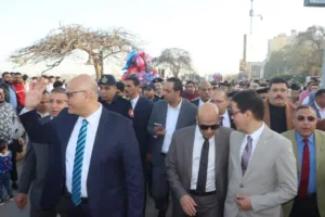 محافظ القليوبية يؤدي صلاة عيد الفطر بمسجد ناصر ببنها ويوزع الورود على المواطنين - صور